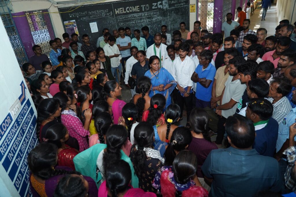 Kalvakuntla Kavitha visiting Hanamkonda library