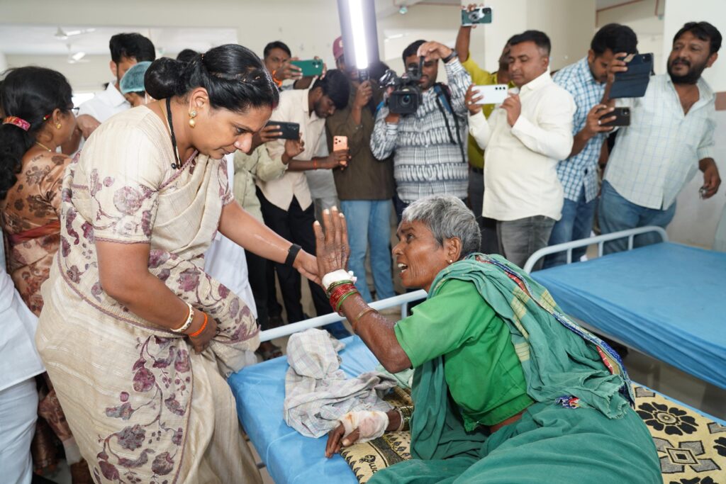 Kalvakuntla Kavitha interacting with patients during her visit to Alampur hospital
