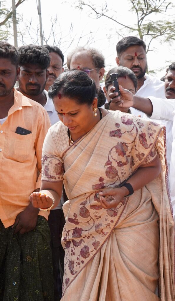 Telangana Jagriti president Kalvakuntla Kavitha during Janambata visit to Alampur hospital