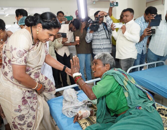 Kalvakuntla Kavitha interacting with patients during her visit to Alampur hospital