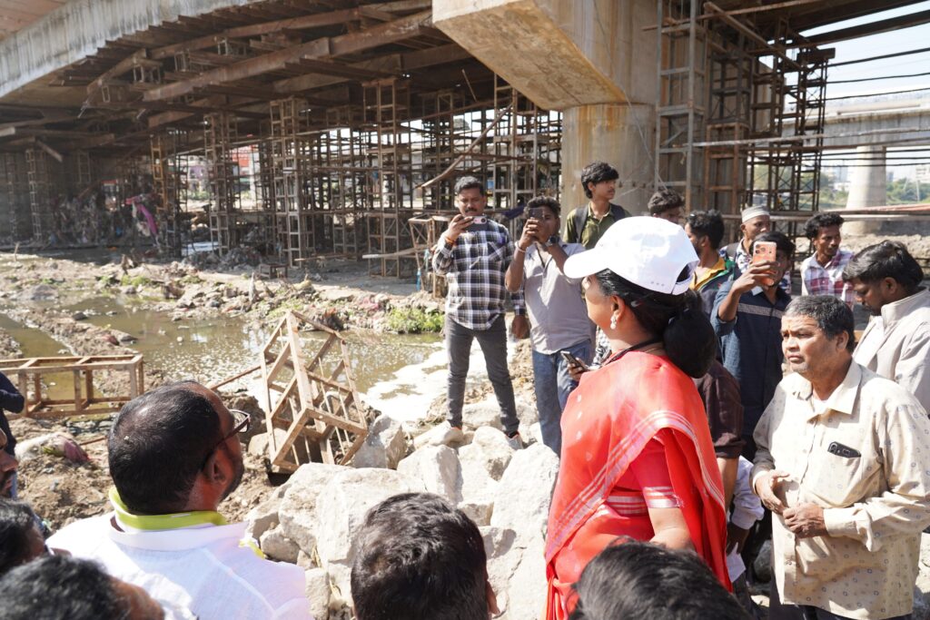 Jagruthi Janambata visit by Kavitha at Amberpet bridge construction site