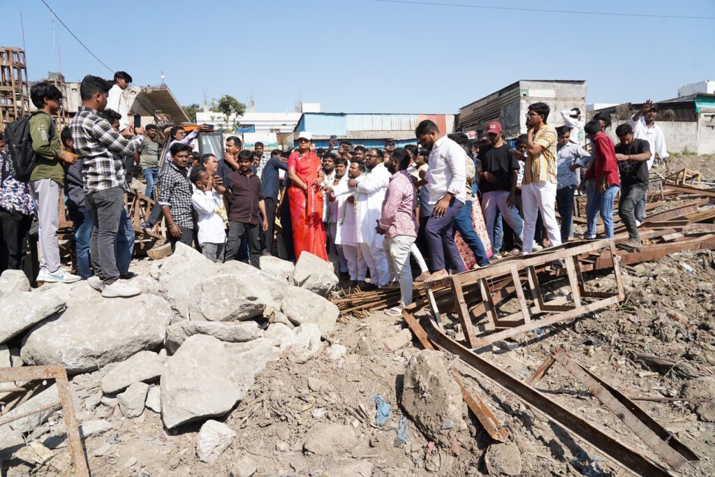 Kavitha inspecting Amberpet bridge and road works during Jagruthi Janambata program