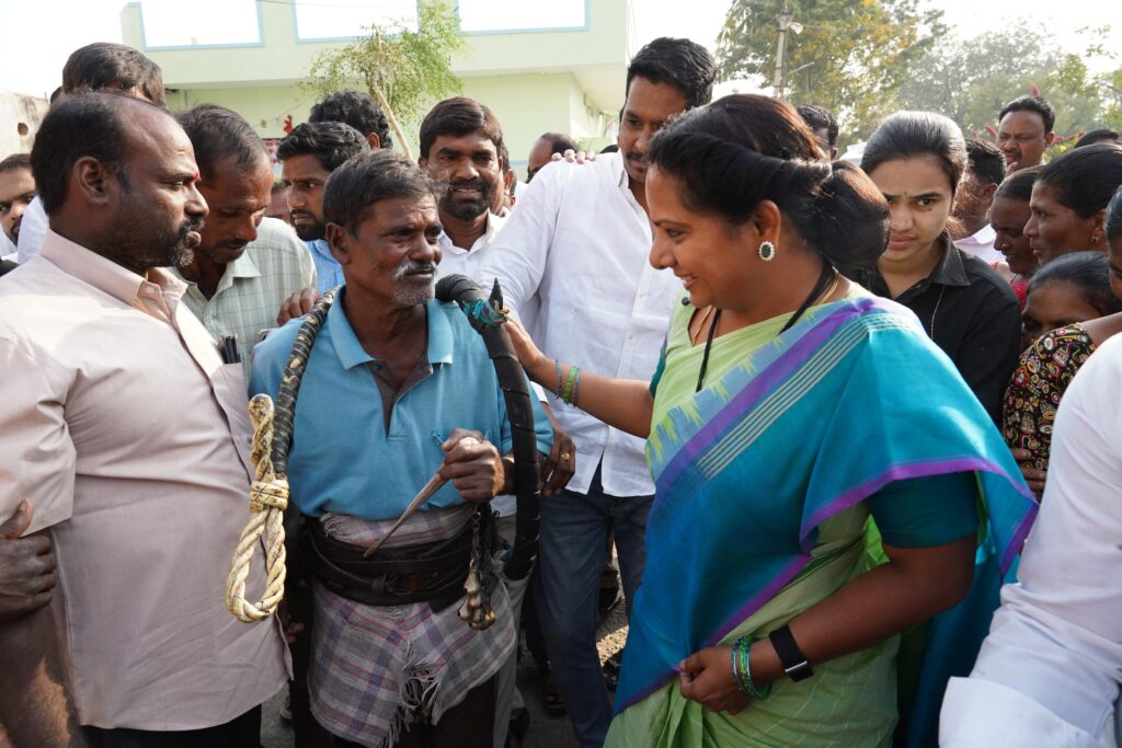Kalvakuntla Kavitha interacts with traditional artisans in Bhuvanagiri