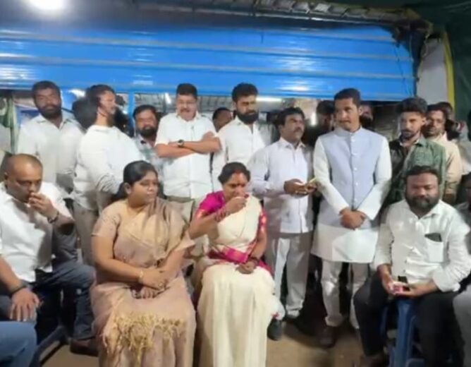 Kalvakuntla Kavitha Chai Pe Charcha with locals in Bhuvanagiri
