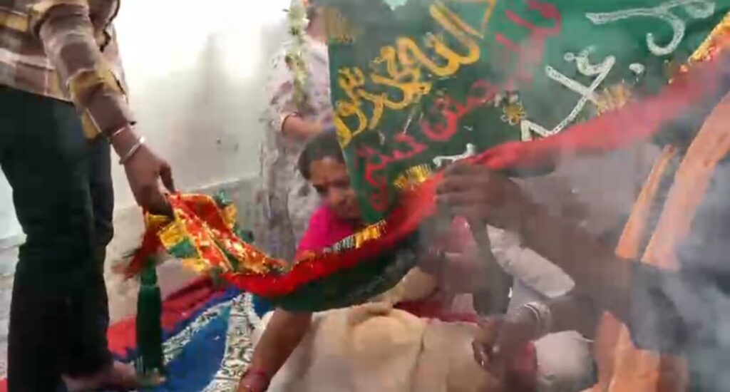 Telangana Jagruti leader Kavitha offers chadar at Aleru Dargah