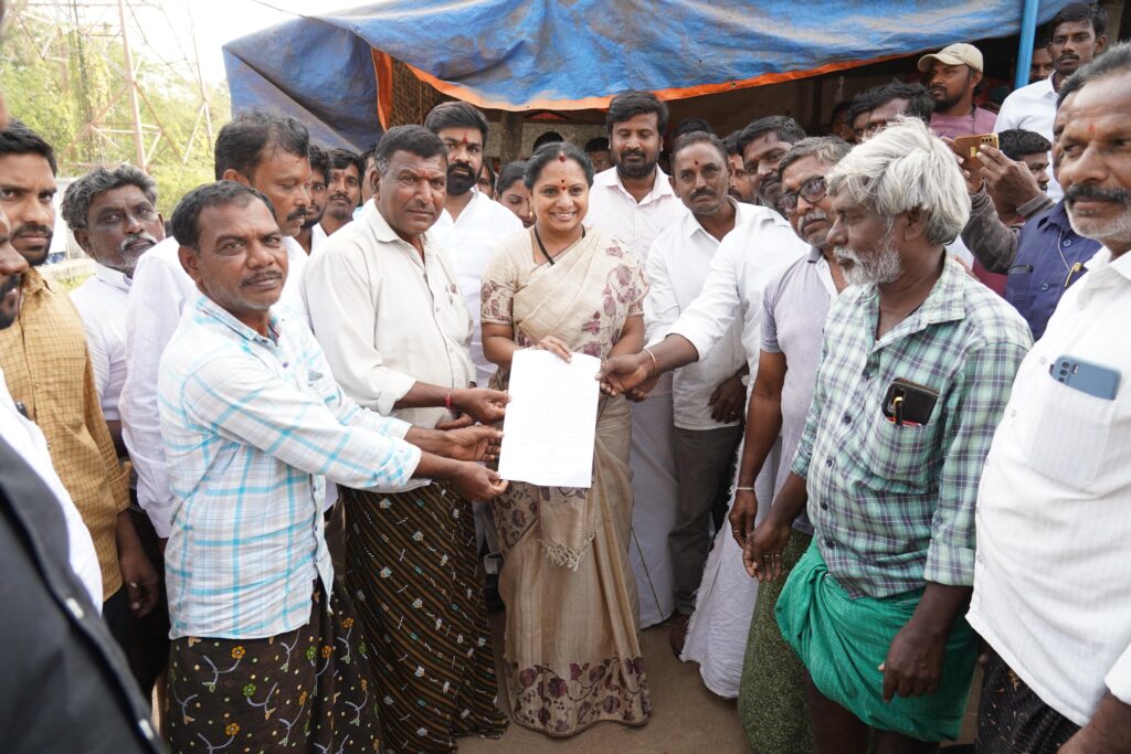 Telangana Jagruti leader Kavitha meets farmers opposing ethanol factory