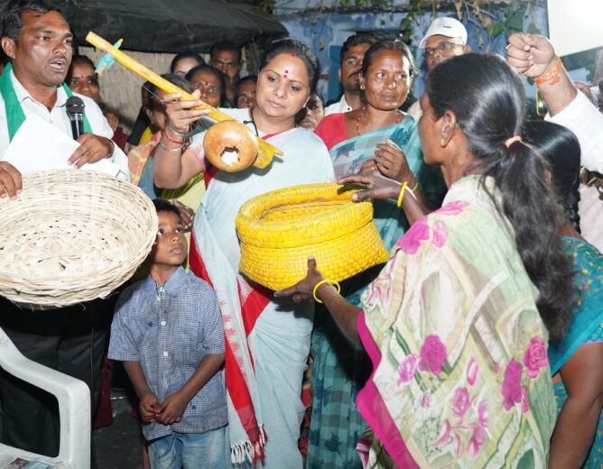 Kalvakuntla Kavitha meets Erukala community in Kollapur