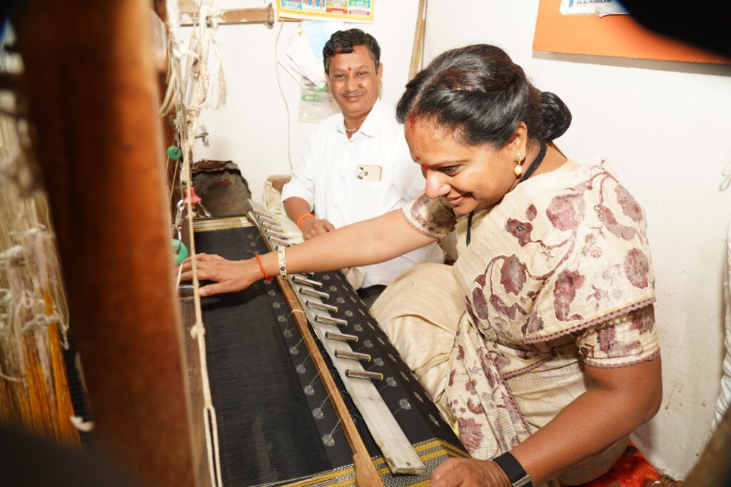Kalvakuntla Kavitha visits handloom weavers in Gadwal