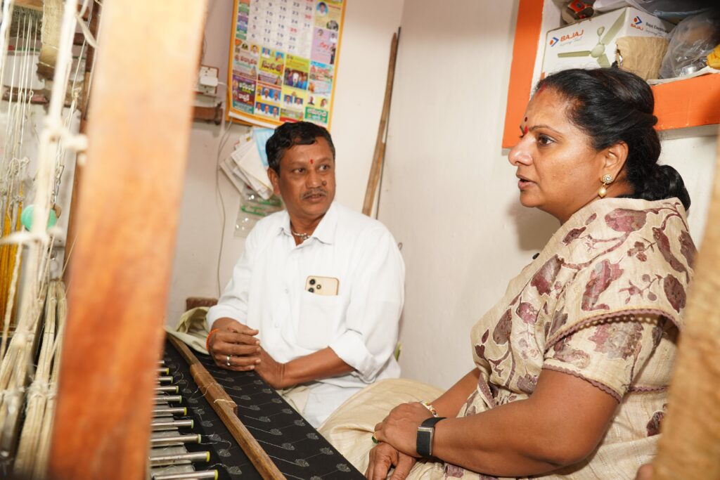 Telangana Jagruti leader Kavitha with Gadwal handloom artisans