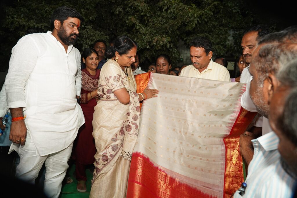 Kalvakuntla Kavitha observes saree making process in Gadwal