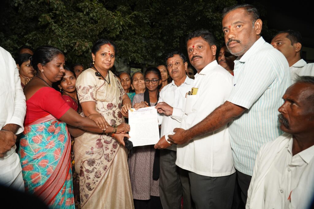 Gadwal handloom workers interact with Kalvakuntla Kavitha