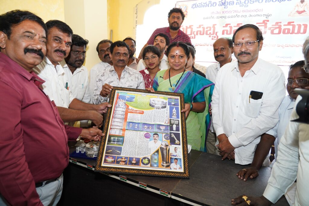 Kavitha interacts with Swarnakaras on livelihood issues