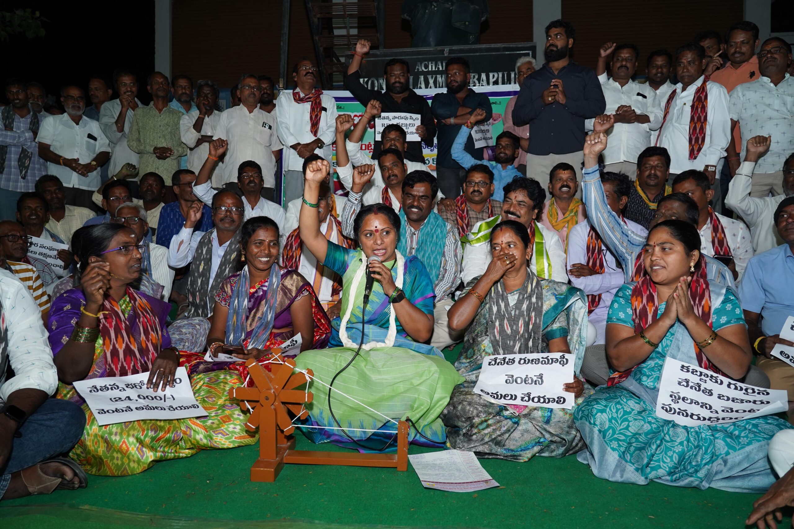 Telangana Jagruti leader Kavitha addresses weavers’ issues in Pochampally