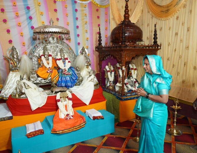 Kalvakuntla Kavitha offering prayers at Hazrat Nagul Meer Dargah and visiting the Sitaramachandra temple during Jagruthi Janam Bata in Bhadradri Kothagudem district