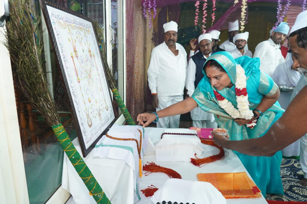 Kalvakuntla Kavitha offering prayers at Hazrat Nagul Meer Dargah in Illandu mandal during Jagruthi Janam Bata.