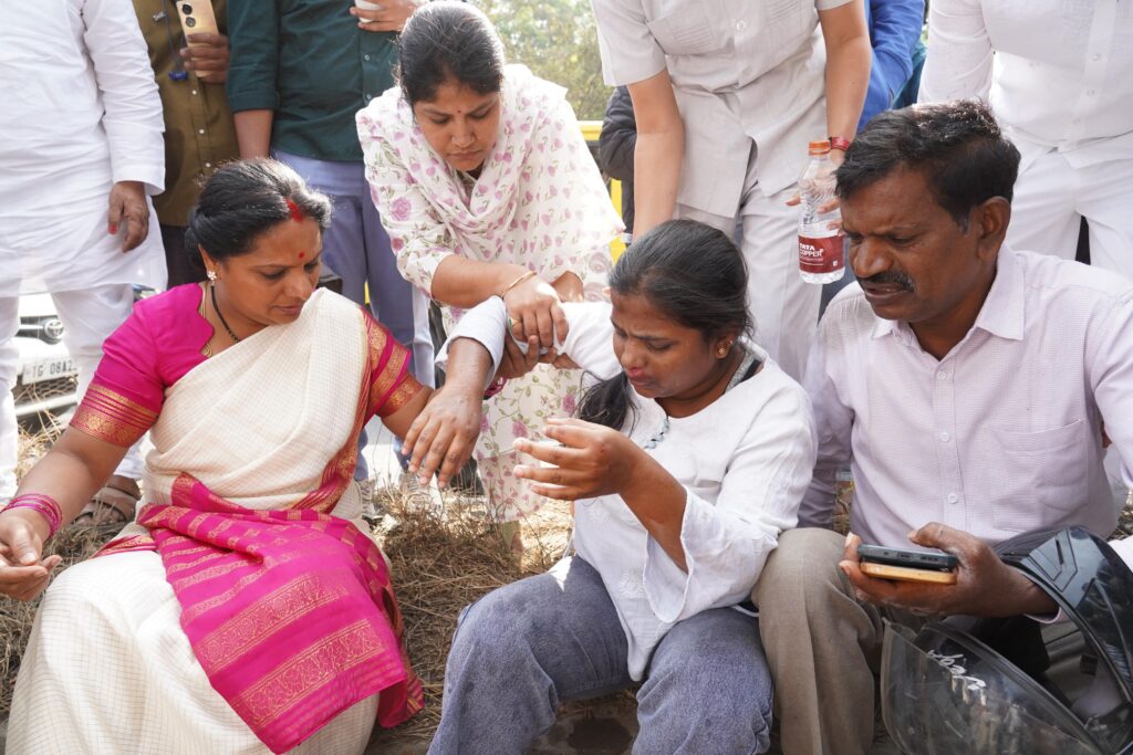 Kavitha rushes injured father and daughter to hospital