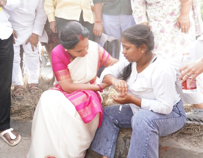 Kalvakuntla Kavitha helps bike accident victims in Yadadri