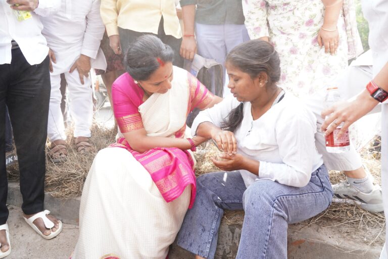 Kalvakuntla Kavitha helps bike accident victims in Yadadri