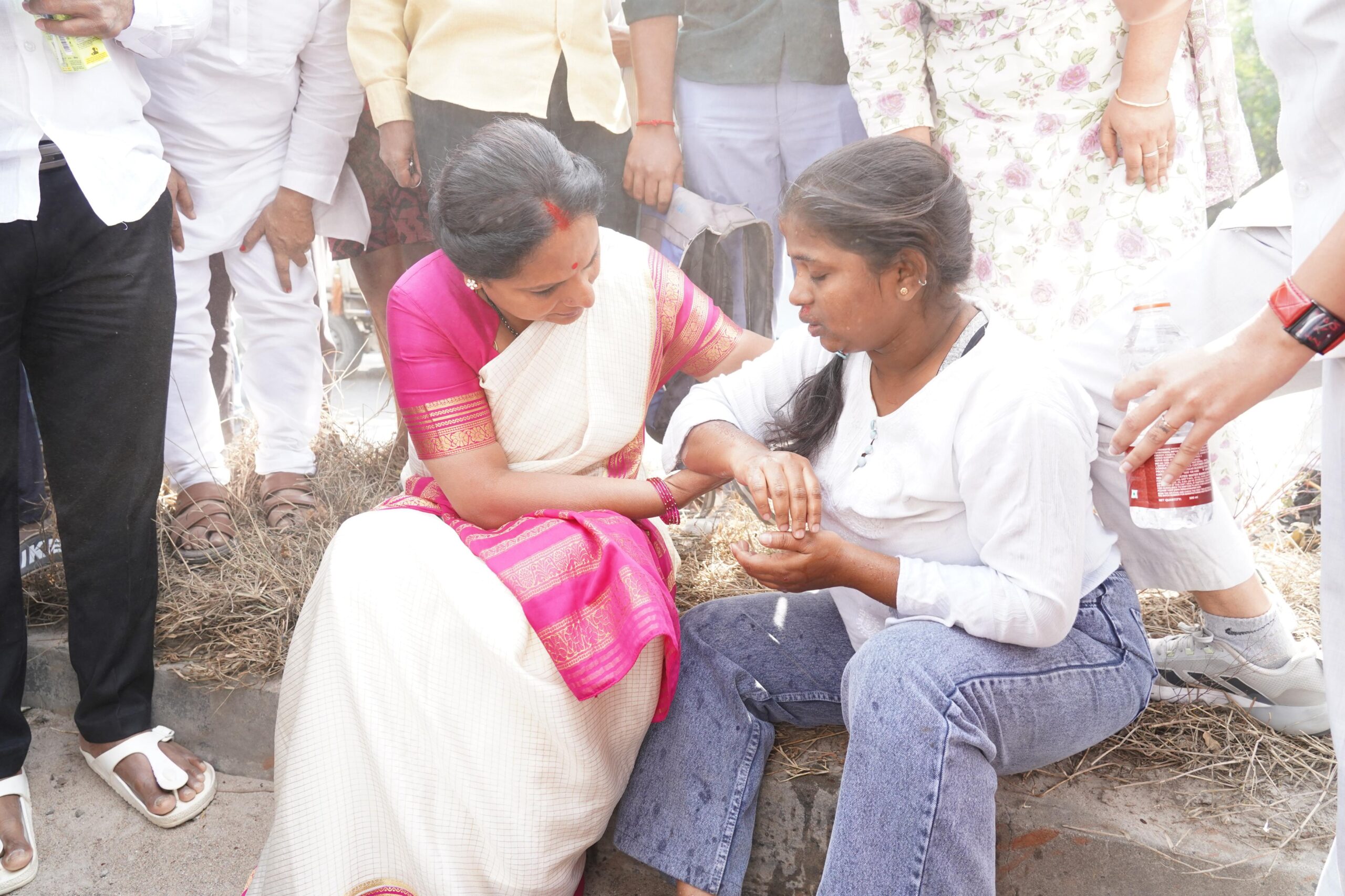 Kalvakuntla Kavitha helps bike accident victims in Yadadri