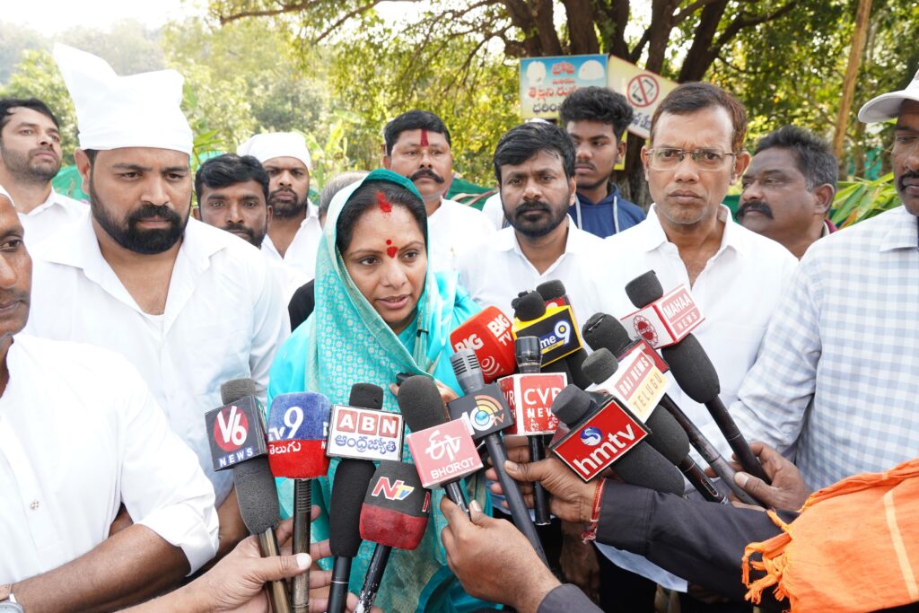 Kalvakuntla Kavitha offering prayers at Hazrat Nagul Meer Dargah in Illandu and emphasizing communal harmony during the Jagruthi Janam Bata program.