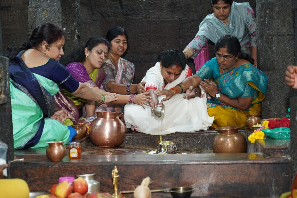 Kavitha performs abhishekam to Balabrahmeswara Swamy in Alampur