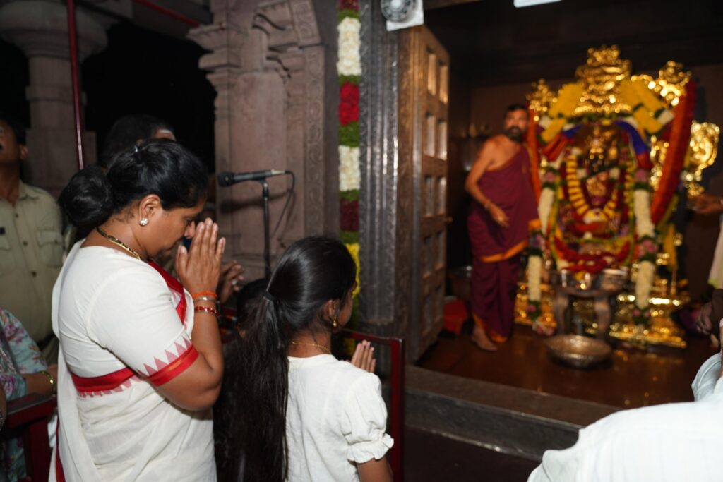 Telangana Jagruti leader Kavitha visits Jogulamba temple