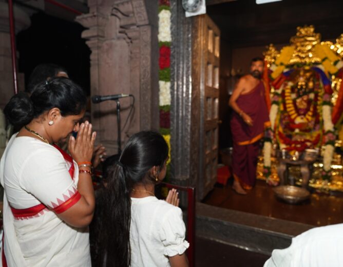 Telangana Jagruti leader Kavitha visits Jogulamba temple