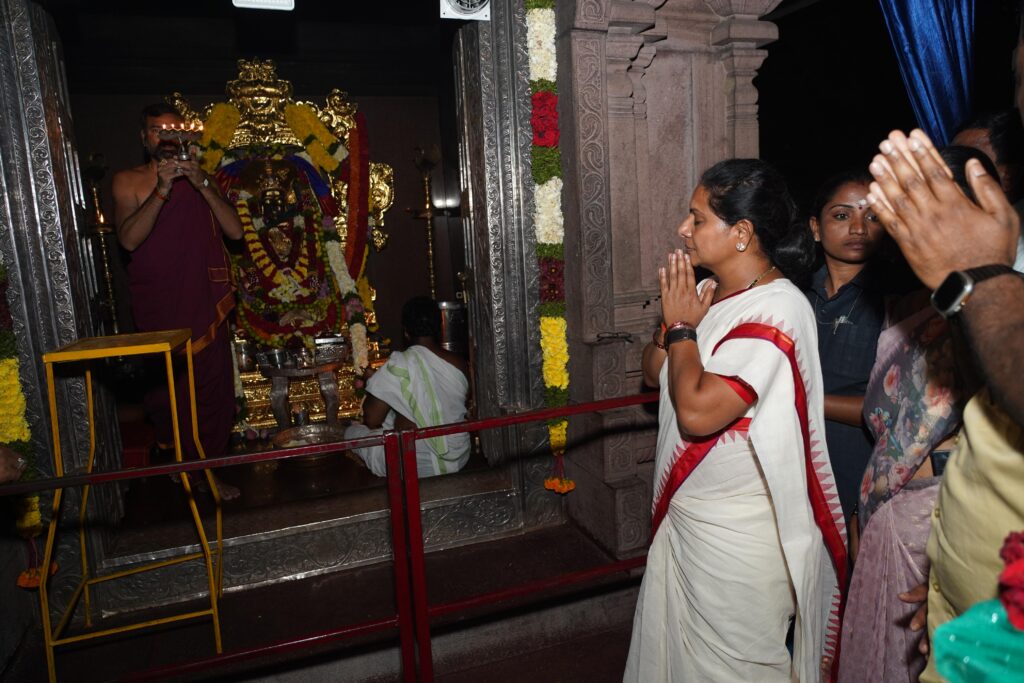 Kalvakuntla Kavitha performs Jogulamba darshan in Alampur