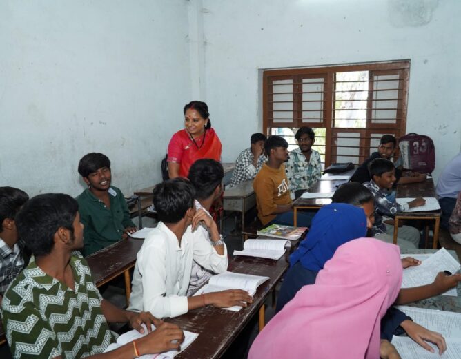 పేద విద్యార్థుల పట్ల ఇదేనా ప్రభుత్వ వైఖరి