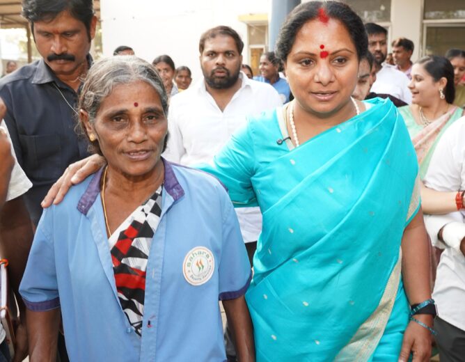 Kalvakuntla Kavitha during Jagruthi Janam Bata visiting the government hospital in Kothagudem