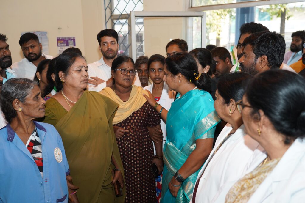 Kavitha speaking to hospital staff about bed shortage and infrastructure issues at Kothagudem Government Hospital.