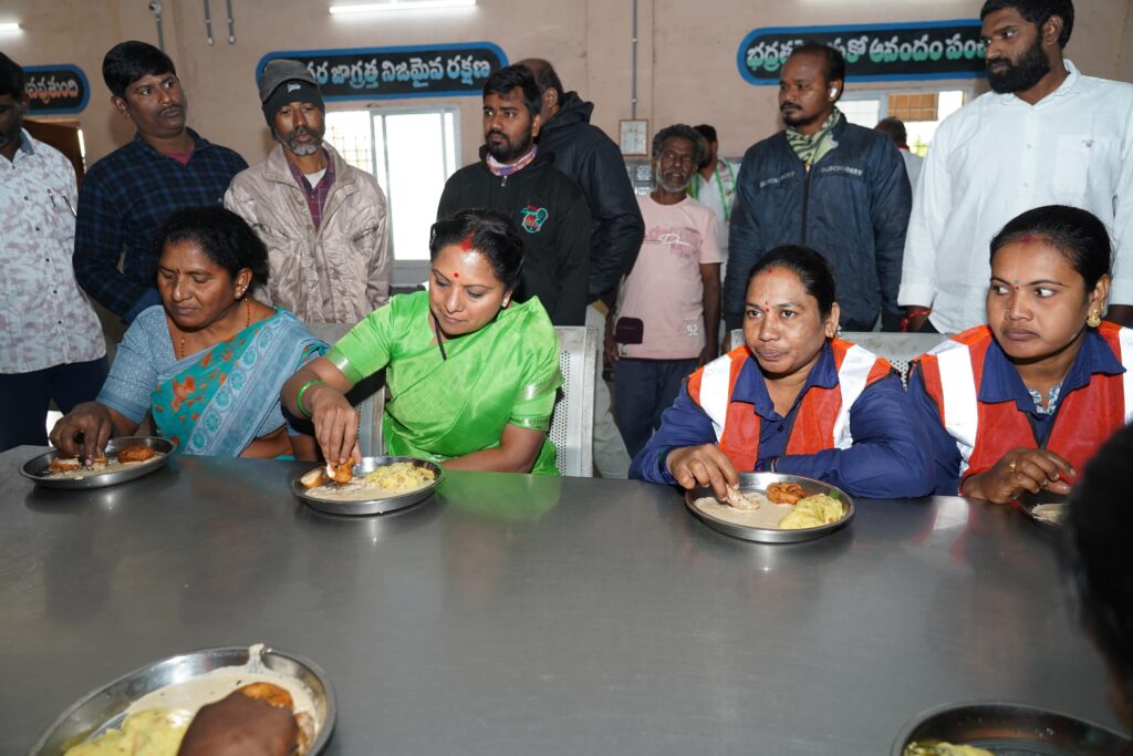Kalvakuntla Kavitha having tea with workers at the Manuguru OC-2 canteen