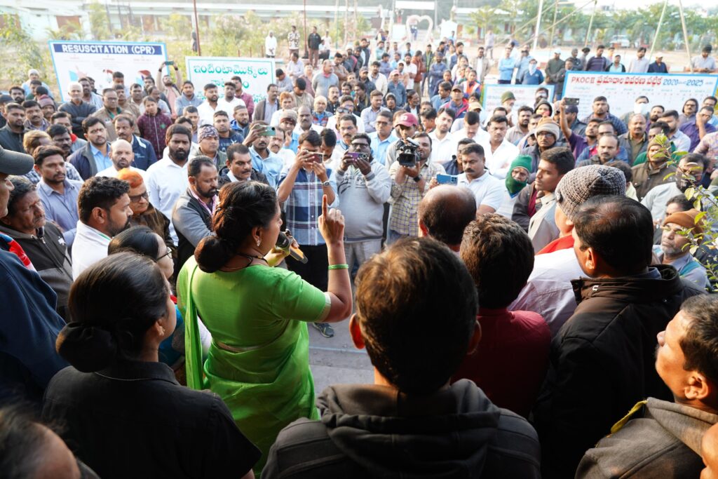 Kalvakuntla Kavitha meeting workers and discussing mine privatization issues in Manuguru