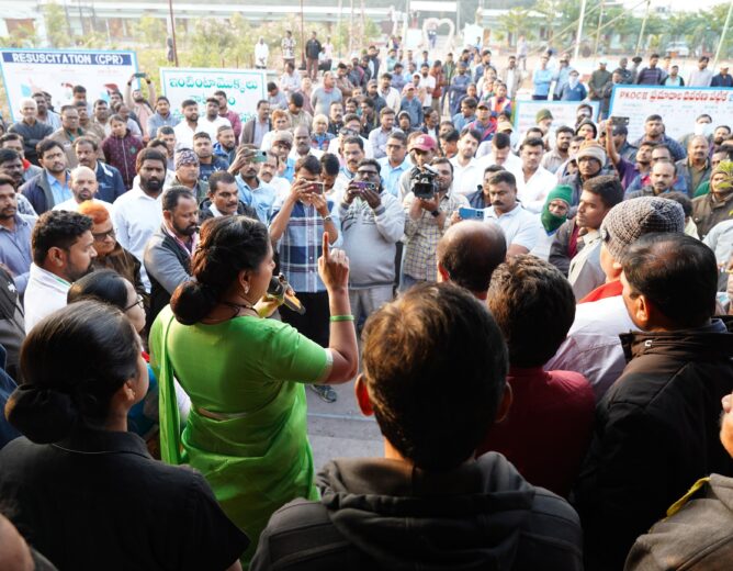 Kalvakuntla Kavitha meeting workers and discussing mine privatization issues in Manuguru