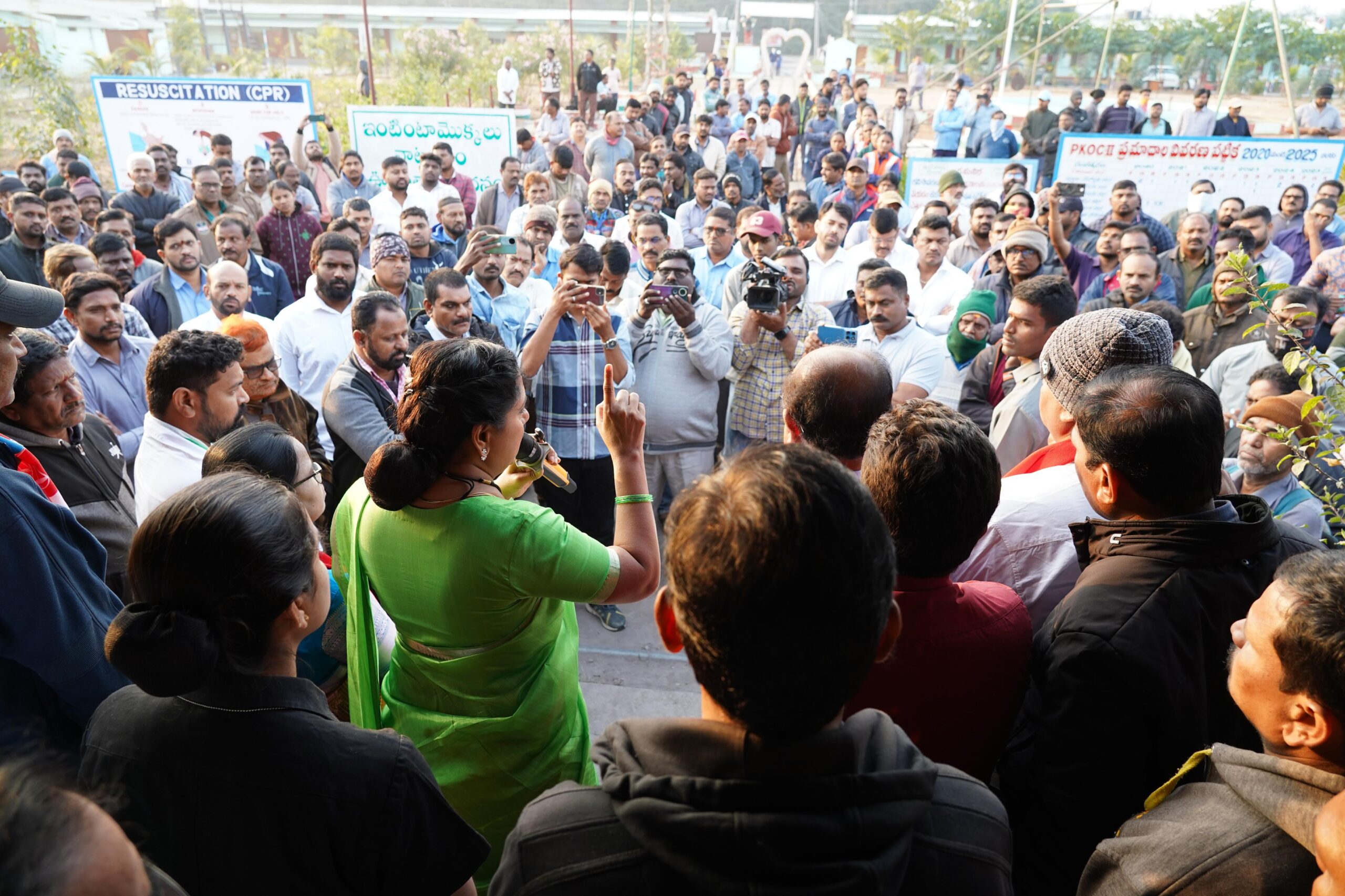 Kalvakuntla Kavitha meeting workers and discussing mine privatization issues in Manuguru