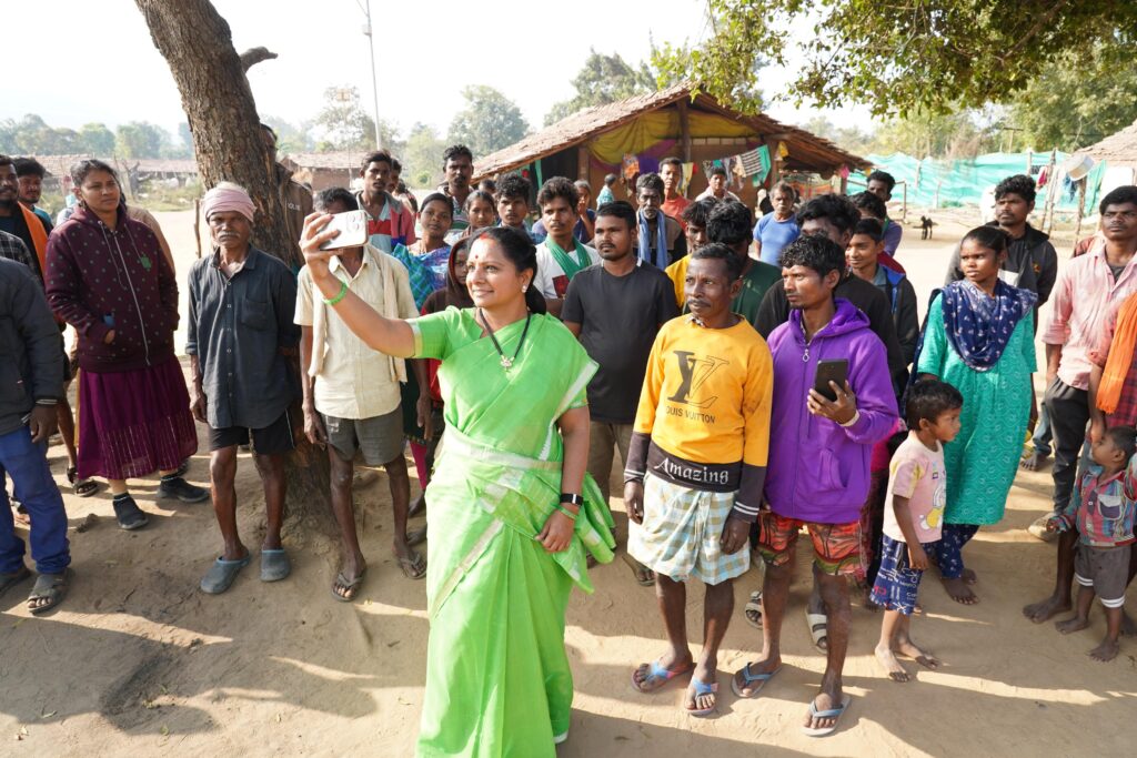 Kalvakuntla Kavitha inspecting living conditions of displaced families in Manuguru