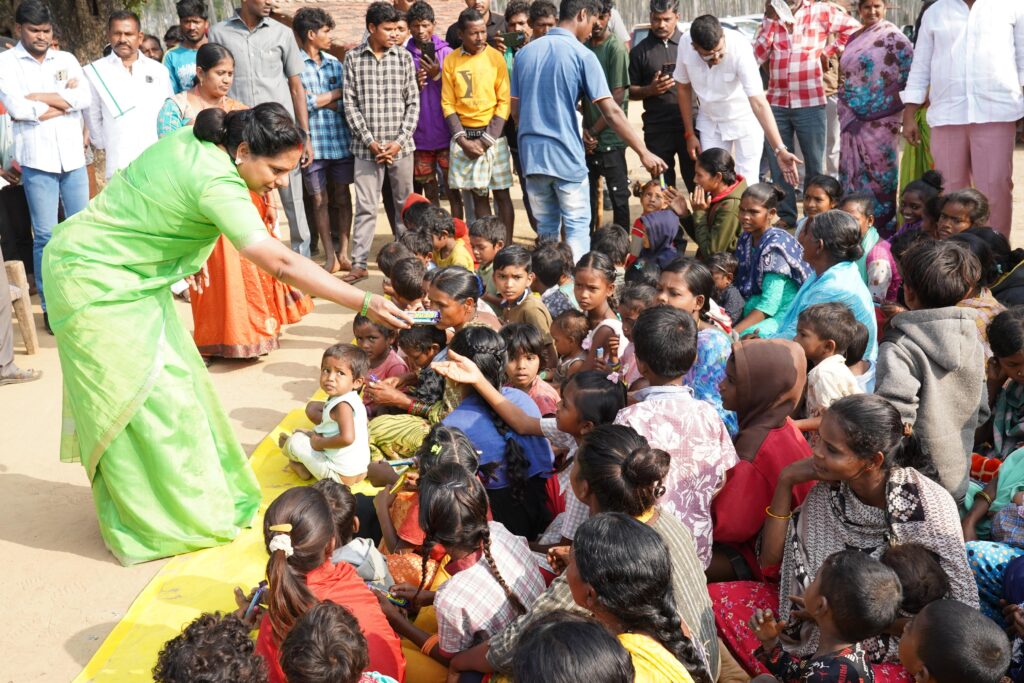 Telangana Jagruthi President Kalvakuntla Kavitha interacting with displaced tribals at Guttikoya settlement