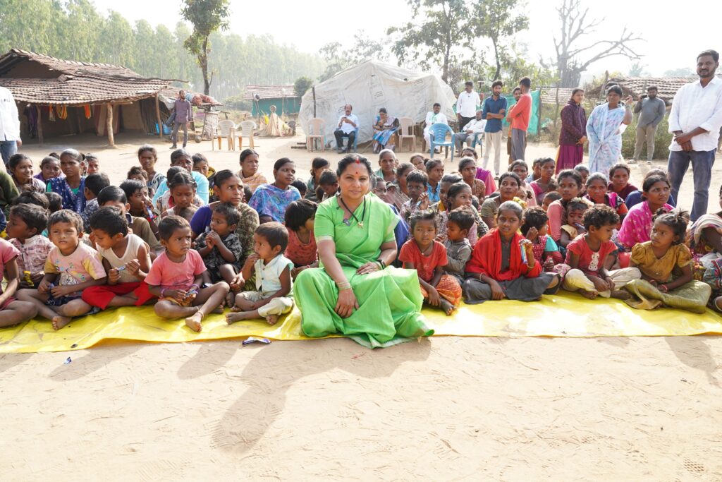 Kalvakuntla Kavitha visiting displaced tribal families in Manuguru (కల్వకుంట్ల కవిత మణుగూరు)