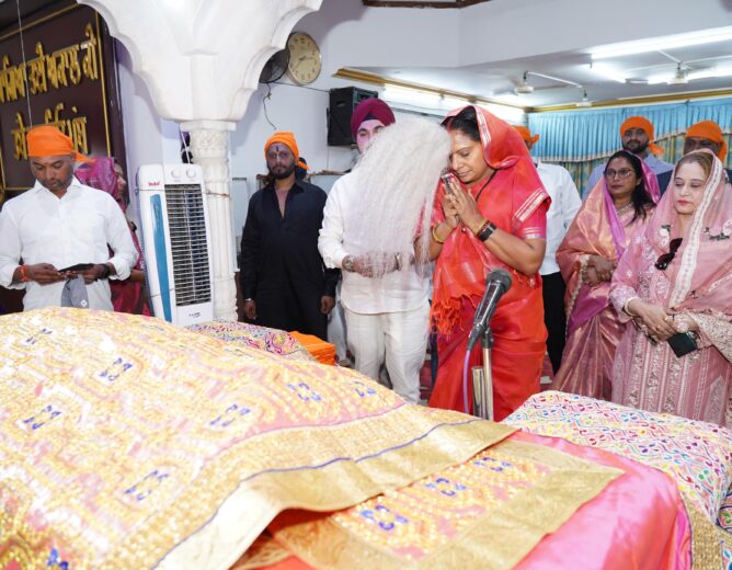 Kavitha taking part in prayers and community activities at Secunderabad Gurudwara