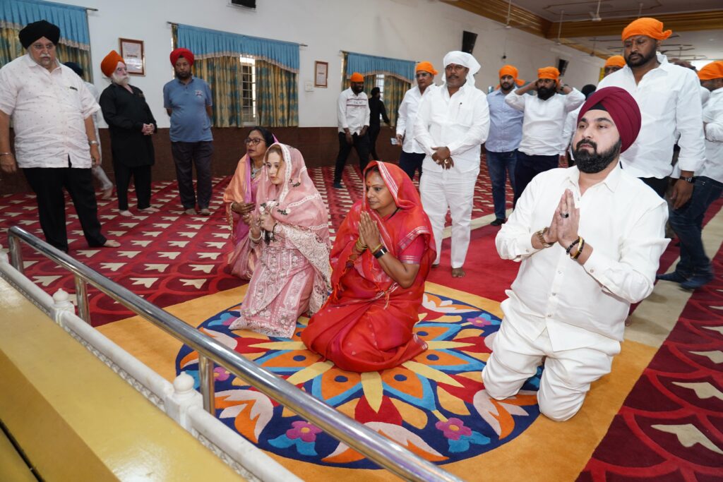 Kalvakuntla Kavitha visiting Secunderabad Gurudwara during Jagruthi Janam Bata