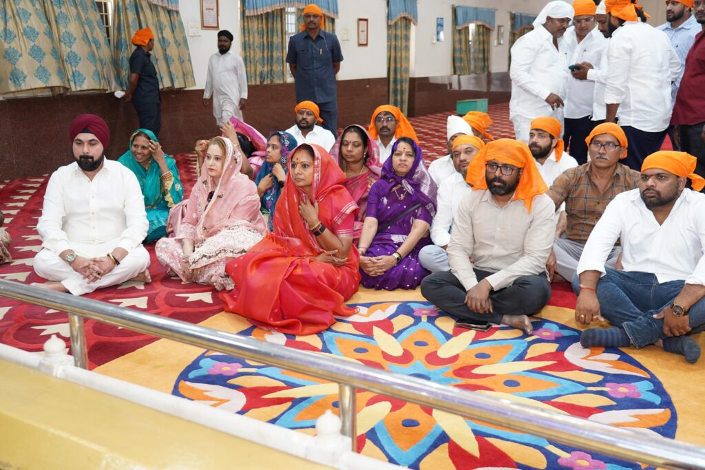 Kalvakuntla Kavitha appreciating public service activities at Secunderabad Gurudwara