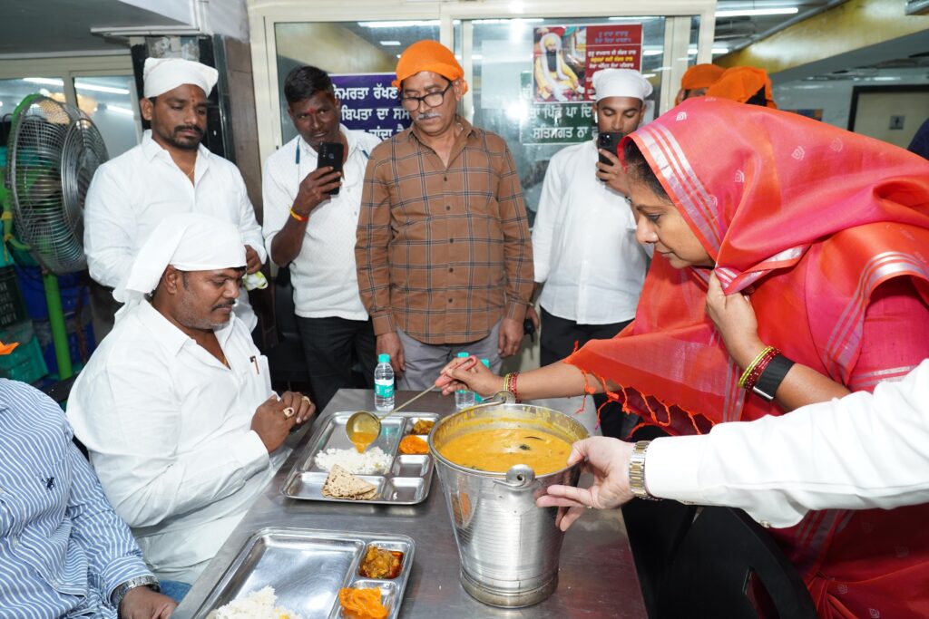 Kavitha participating in community meal at Secunderabad Gurudwara