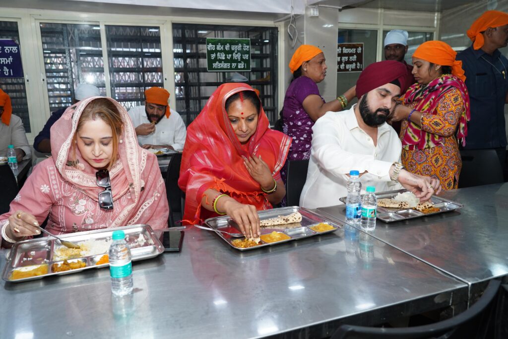 Kavitha interacting with Gurudwara committee members during her visit