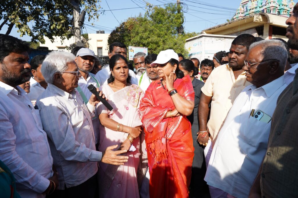 Kalvakuntla Kavitha observing inspiring Gurudwara premises in Secunderabad
