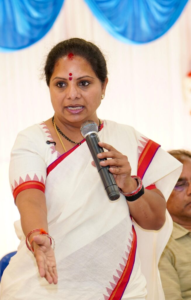 Telangana Jagruti leader Kavitha addresses Nadigadda farmers