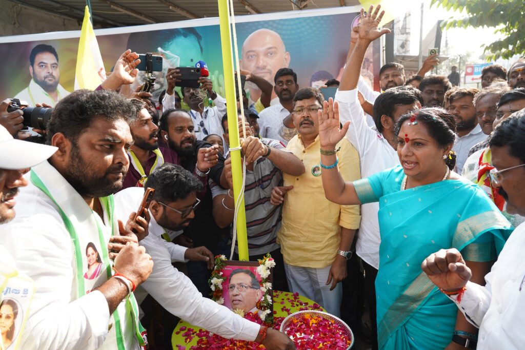 Kalvakuntla Kavitha inaugurating Telangana Jagruthi flag at Kothagudem while speaking on MLA defections