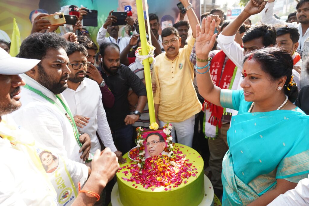 Kalvakuntla Kavitha inaugurating Telangana Jagruthi flag at Kothagudem while speaking on MLA defections