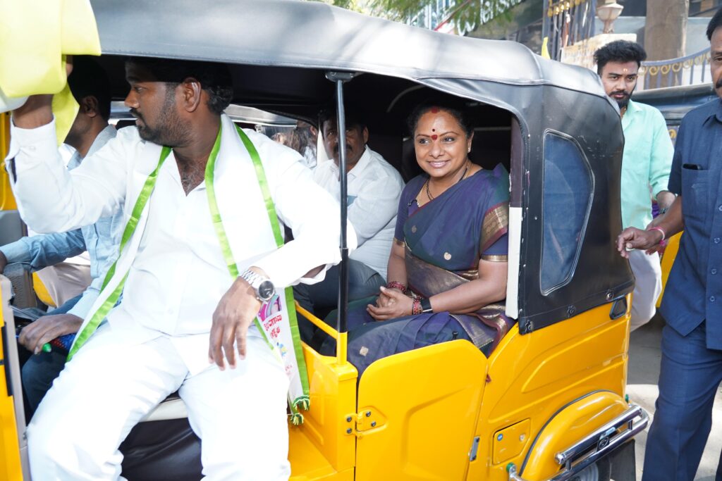 Kalvakuntla Kavitha travelling in an auto during Jagruti Janam Bata in Hyderabad