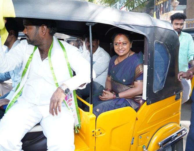 Kalvakuntla Kavitha travelling in an auto during Jagruti Janam Bata in Hyderabad