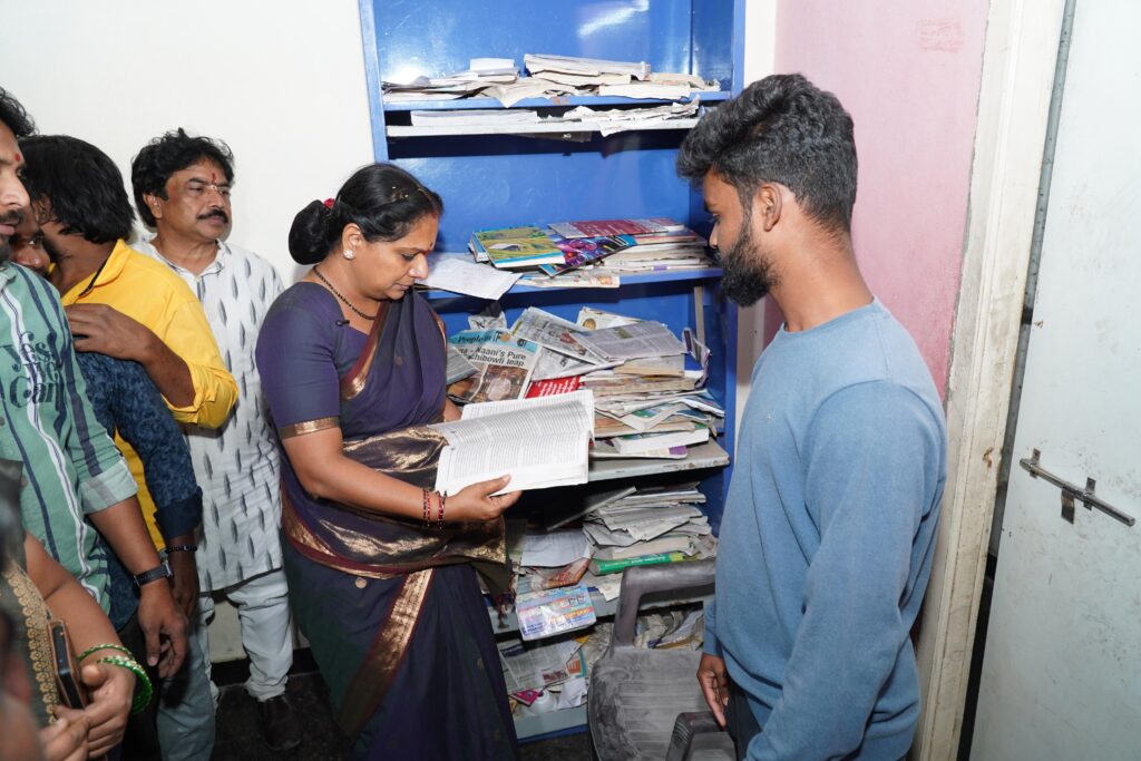 Telangana Jagruti president Kavitha interacts with BC hostel students